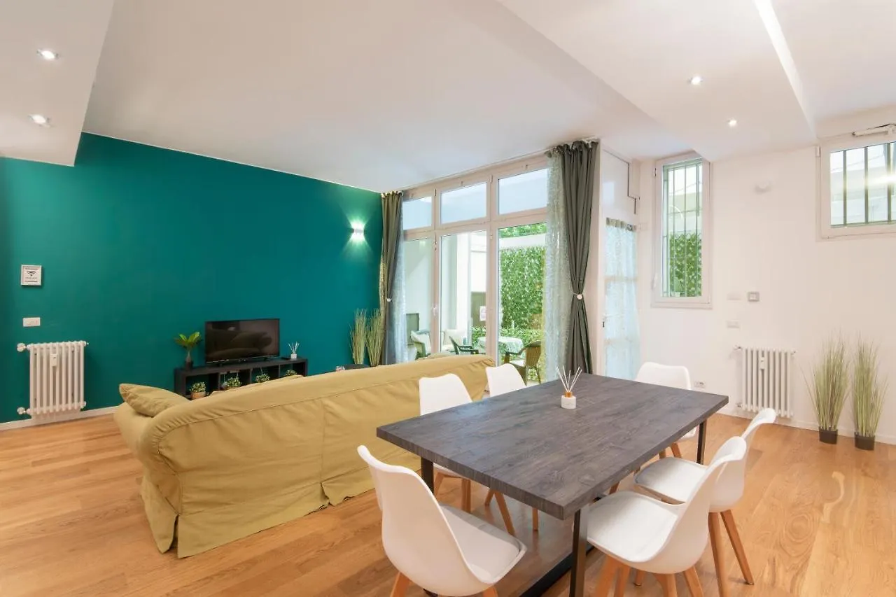 Deluxe 120 Mq Apartment , 4 Minuti A Piedi Dai Navigli Milano 0*,  Italia
