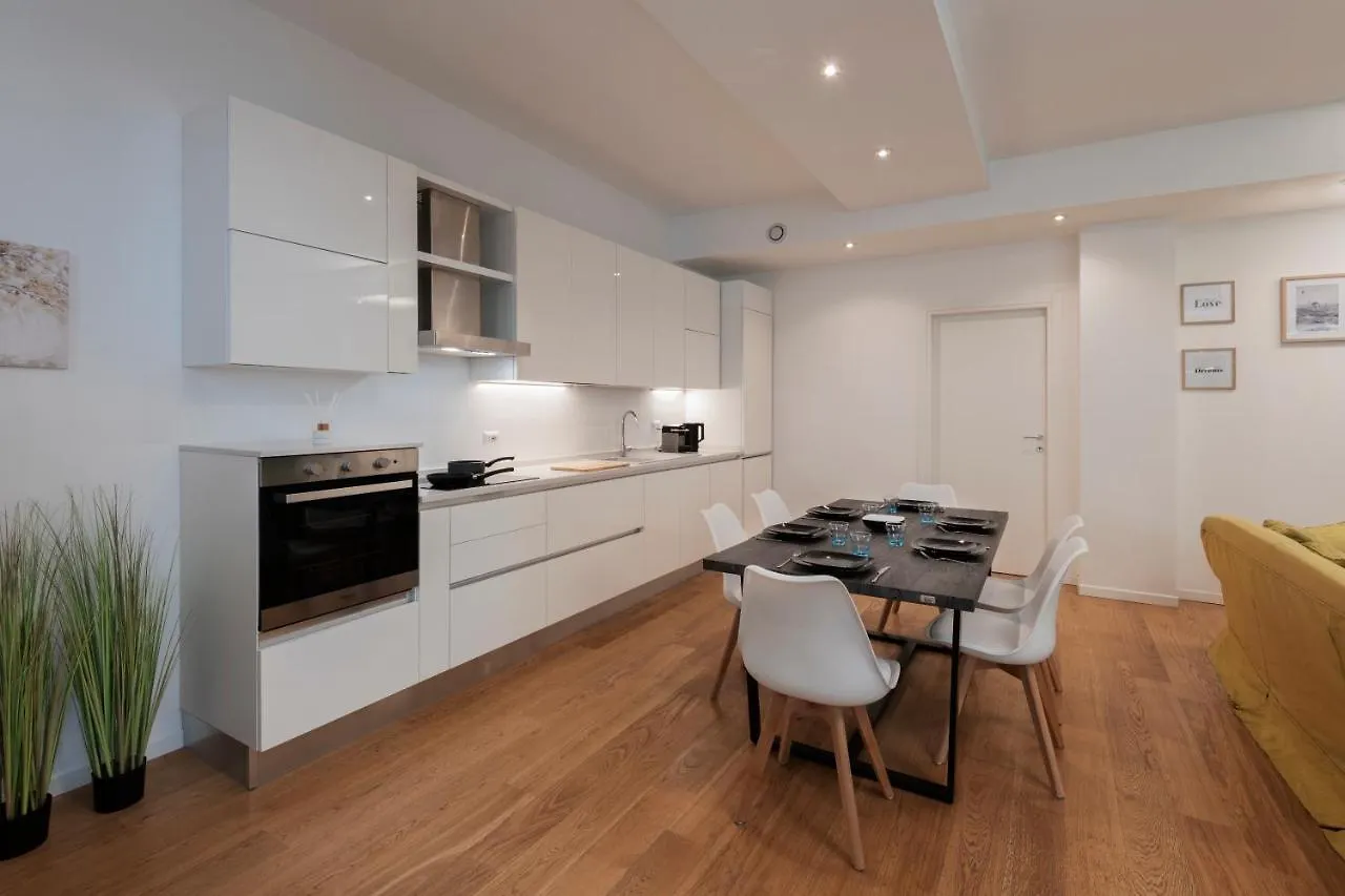 Deluxe 120 Mq Apartment , 4 Minuti A Piedi Dai Navigli Milano Italia